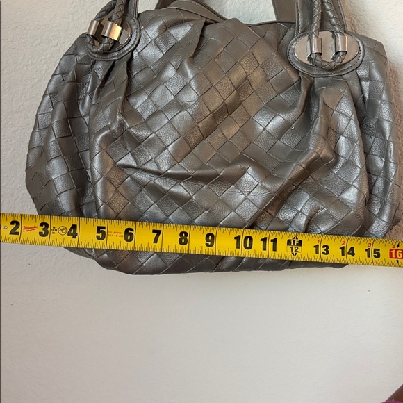Elegant Gray Woven Handbag - Picture 7 of 8